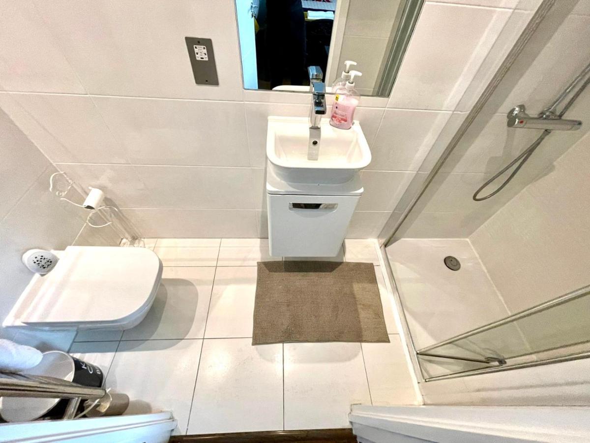 London Stratford Luxury House, 5 Minutes Walk Station, Westfield, 3 Bedrooms 3 Bathrooms, Reception, Garden, Parking מראה חיצוני תמונה