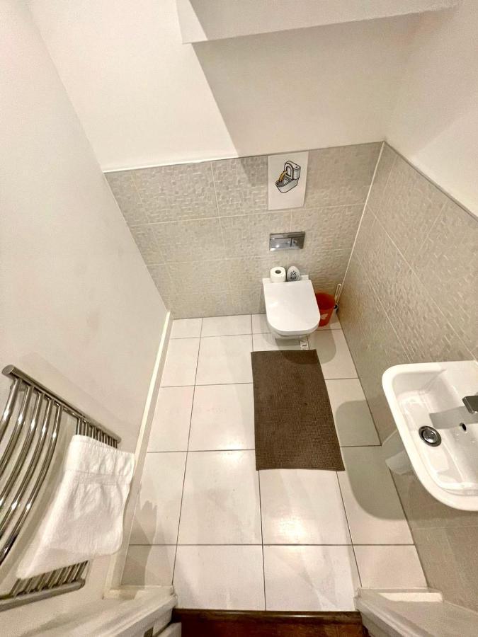 London Stratford Luxury House, 5 Minutes Walk Station, Westfield, 3 Bedrooms 3 Bathrooms, Reception, Garden, Parking מראה חיצוני תמונה