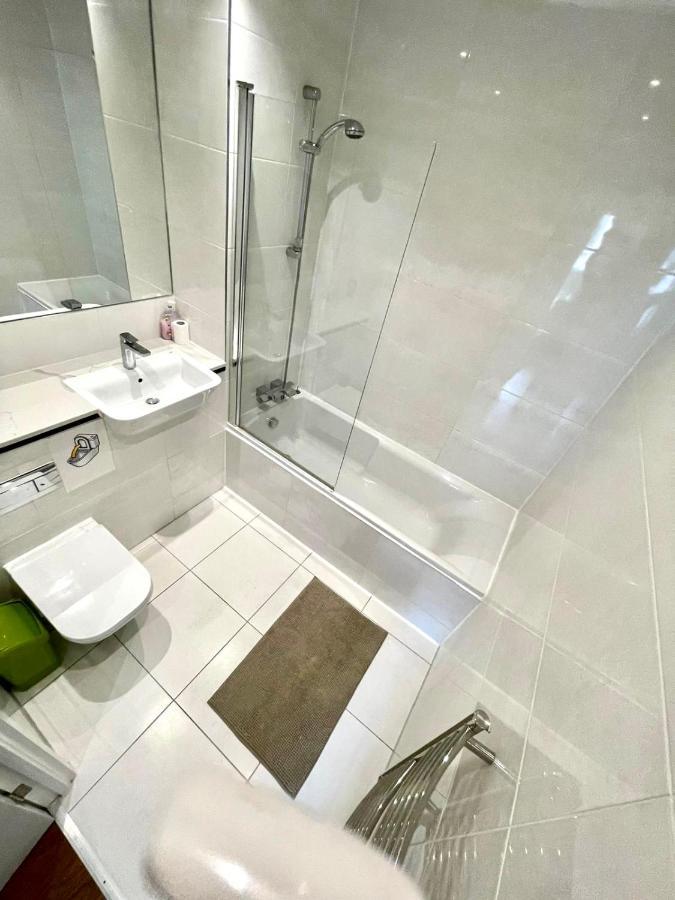 London Stratford Luxury House, 5 Minutes Walk Station, Westfield, 3 Bedrooms 3 Bathrooms, Reception, Garden, Parking מראה חיצוני תמונה