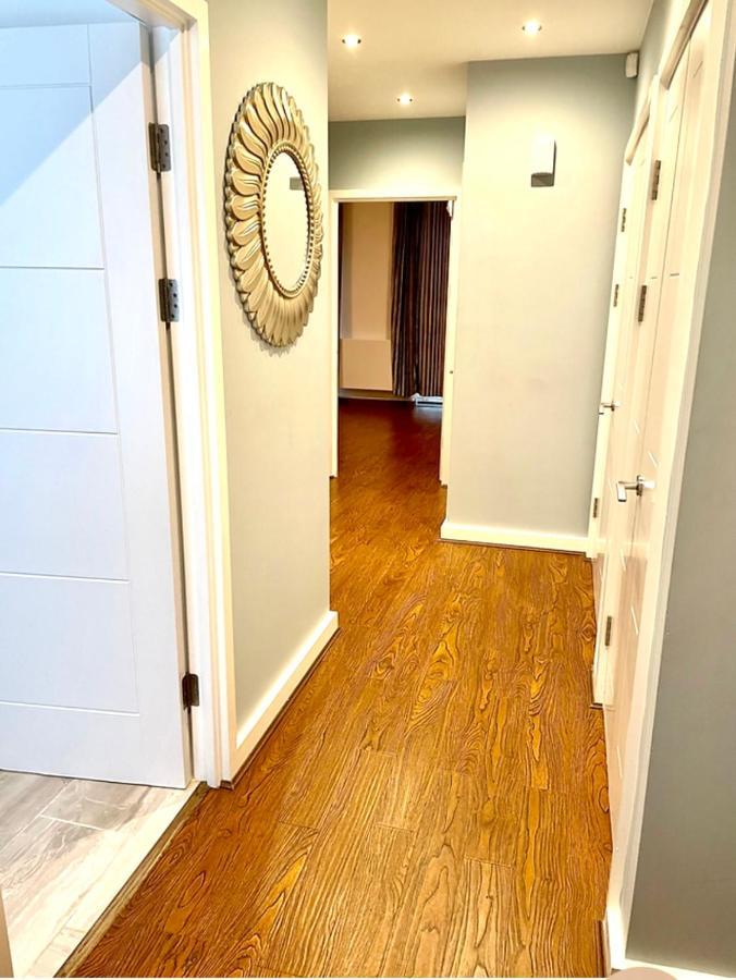 London Stratford Luxury House, 5 Minutes Walk Station, Westfield, 3 Bedrooms 3 Bathrooms, Reception, Garden, Parking מראה חיצוני תמונה