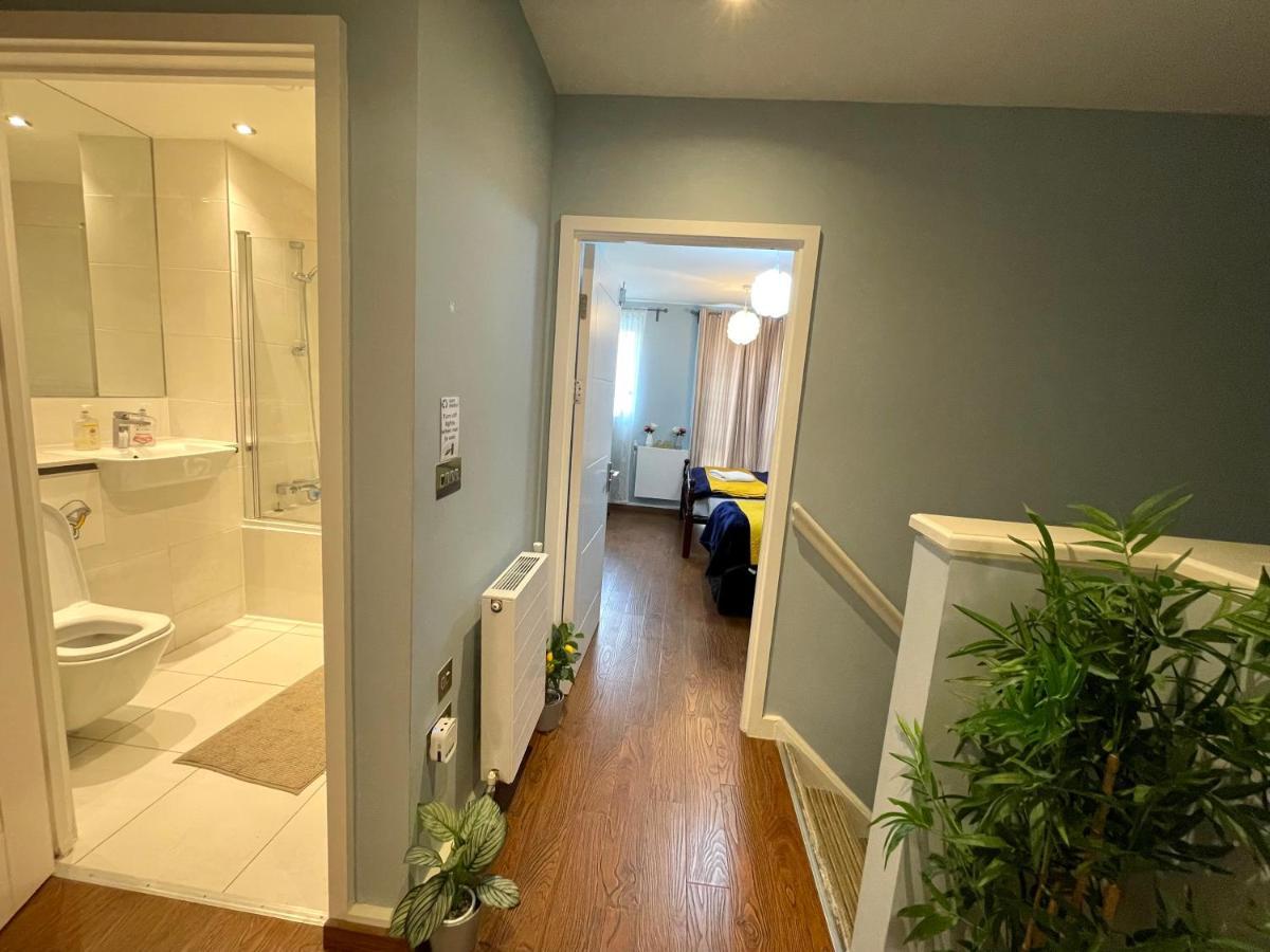 London Stratford Luxury House, 5 Minutes Walk Station, Westfield, 3 Bedrooms 3 Bathrooms, Reception, Garden, Parking מראה חיצוני תמונה