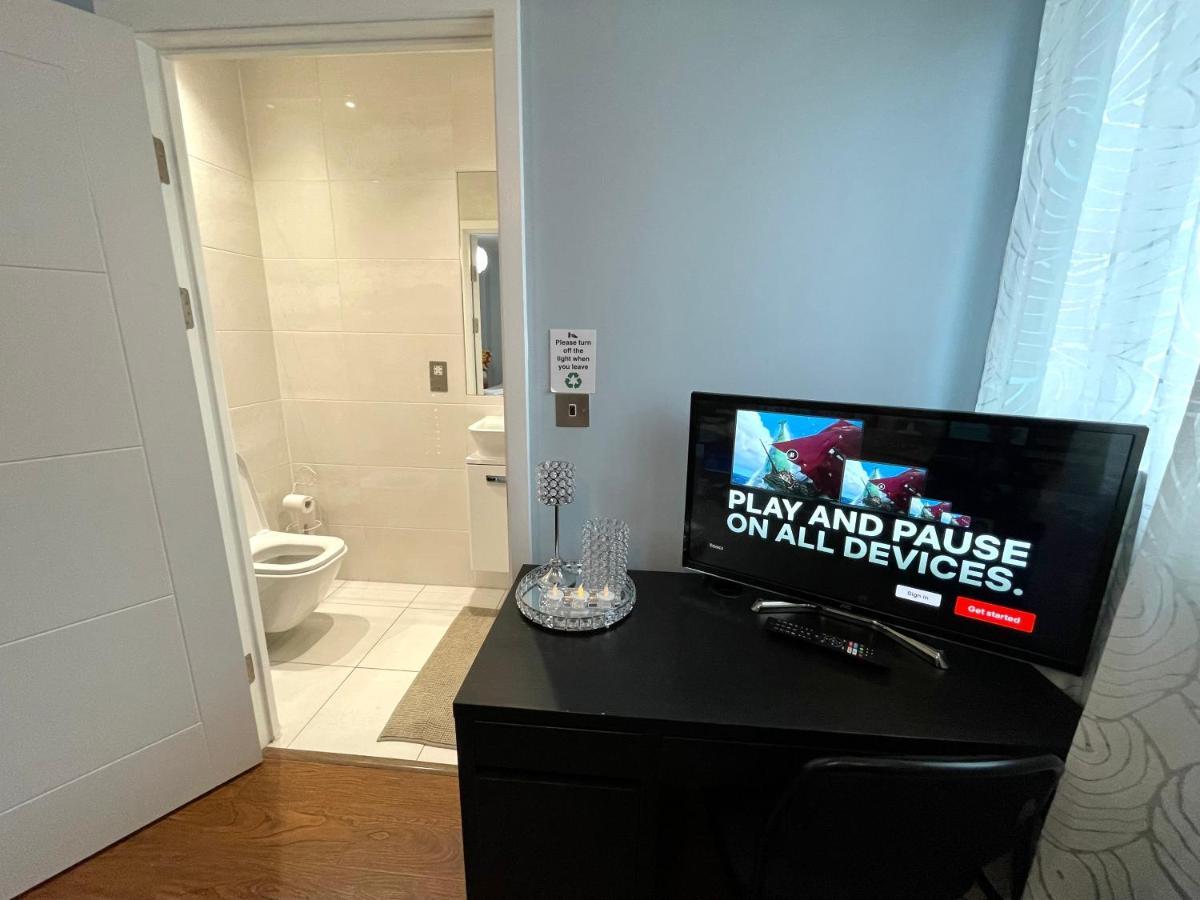 London Stratford Luxury House, 5 Minutes Walk Station, Westfield, 3 Bedrooms 3 Bathrooms, Reception, Garden, Parking מראה חיצוני תמונה