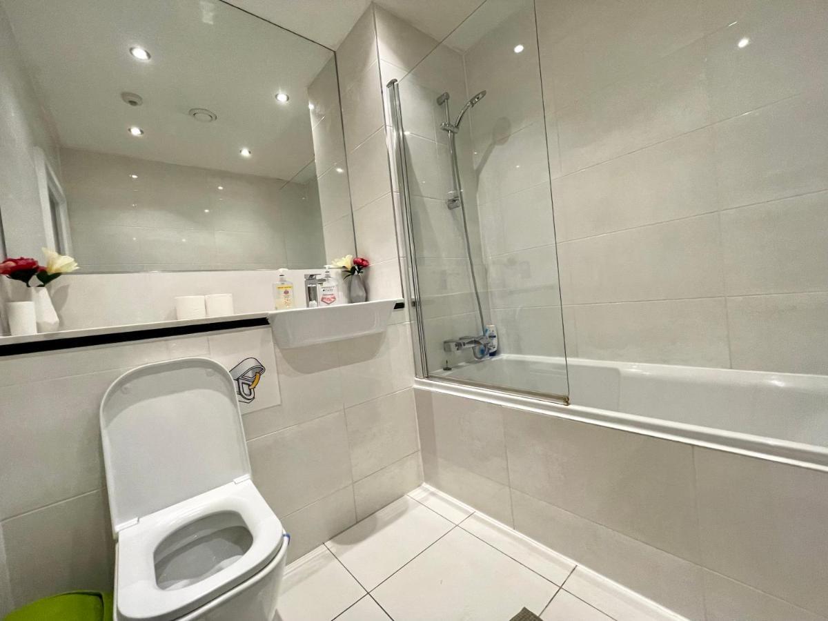 London Stratford Luxury House, 5 Minutes Walk Station, Westfield, 3 Bedrooms 3 Bathrooms, Reception, Garden, Parking מראה חיצוני תמונה