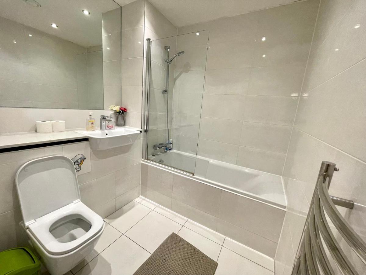 London Stratford Luxury House, 5 Minutes Walk Station, Westfield, 3 Bedrooms 3 Bathrooms, Reception, Garden, Parking מראה חיצוני תמונה