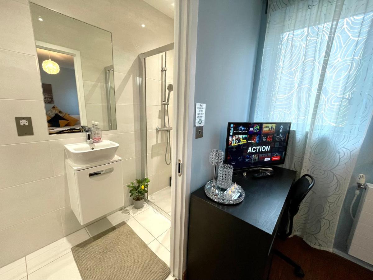London Stratford Luxury House, 5 Minutes Walk Station, Westfield, 3 Bedrooms 3 Bathrooms, Reception, Garden, Parking מראה חיצוני תמונה